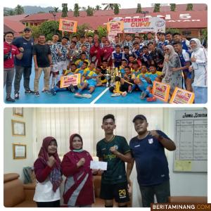 Turnamen futsal Gubernur Cup VI usai, Kepsek SMA Negeri 5 Solsel, Zulieni foto bersama pemain  peraih juara 1,2 dan 3. Serta penyerahan hadiah uang tunai pada best player dari SMA 5 Pekan Baru, Alghani Faris didampingi opficial nya, Iksan Prayodi, Minggu (16/1/2022). Afrizal. A