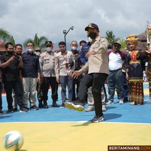 Bupati Solsel, Khairunas saat membuka secara resmi turnamen Futsal Gubernur Cup VI tingkat SMA/SMK/MA se-Sumatera