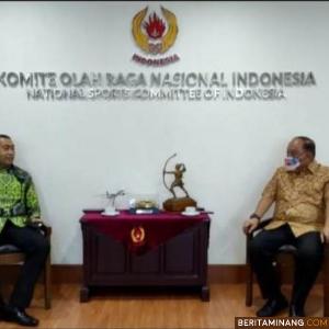 Wagub Sumbar Audy Joinaldy saat menyambangi Ketua KONI, Letjen. TNI (Purn) Marciano Norman beserta jajarannya di Kantor Pusat KONI, Jakarta, Senin (24/1/22) untuk bersilaturahmi dan melakukan audiensi.