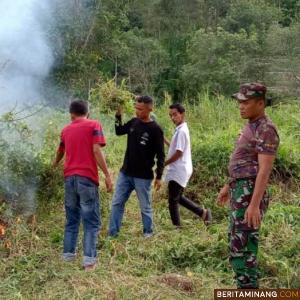 Suasana Goro dilokasi lahan yang dihibahkan masyarakat untuk pembangunan mushallah di jorong Alai Nagari Sako Selatan, Senin (21/3/2022). Afrizal. A