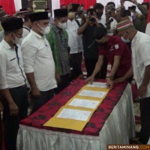 Acara Cabut Bai'at Anggota NII Dharmasraya di Auditorium Kantor Bupati Dharmasraya, di Gedung pertemuan Auditorium Kantor Bupati Dharmasraya, Rabu (27/04/22).