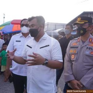 Bupati Dharmasraya, Sutan Riska Tuanku Kerajaan bersama Kapolres Dharmasraya, AKBP Nurhadiansyah, Kajari Dharmasraya,  M Haris Hasbullah saat meninjau pasar pabukoan Pulau Punjung.