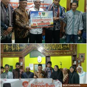 Ketua Fraksi PKS DPRD Provinsi Sumbar, Drs. H. Nurfirmanwansyah, A. PT. MM menyerahkan bantuan hibah sebesar Rp. 50 juta pada pengurus masjid Jihat Pekonina, Rudi Irawan, dan foto bersama jemaah masjid. Kamis (21/4/2022). Afrizal. A