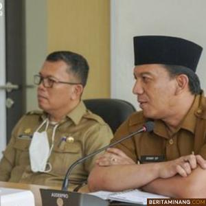 Sekretaris Daerah Kota (Sekdako) Padang Panjang Sonny Budaya Putra, A.P, M.Si dan Sekdakab Tanah Datar, Drs. Iqbal Ramadi Payana, M.Si saat rapat.
