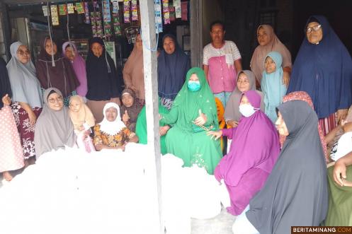 Nevi Zuairina Foto bersama dengan warga dusun 01 Simpang Tigo