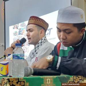 Syech Reyad Wael Lulu dari Palestina berikan pengajian kepada jamaah Masjid Nurul Furqan, Kelurahan Tanah Pak Lambik (TPL), Kecamatan Padang Panjang Timur, Kota Padang Panjang, Jumat (8/4) malam.