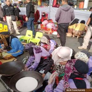 Kelihatan salah satu tim peserta festival gadih minang marandang sedang memulai proses memasak randang