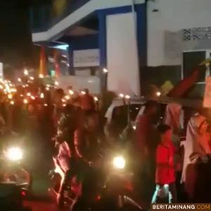 Sekilas terlihat dalam gambar keceriaan masyarakat dalam menyambut malam takbiran Idhul Fitri 1443 H di Nagari Sulit Air, Kabupaten Solok. Foto : Ist