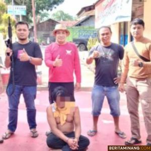 Tersangka diperlihatkan Satresnarkoba Polres Solok.