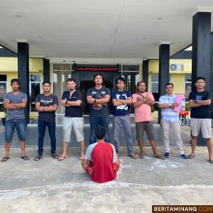 Tersangka pencebulan anak dibawah umur diperlihatkan Polres Dharmasraya dan kini mendekam dalam sel tahanan. Foto: EkoS