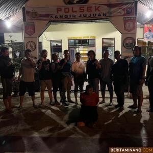 Tersangka pelaku penembahan warga Air Pura Pessel diperlihatkan polisi. Foto: Rega