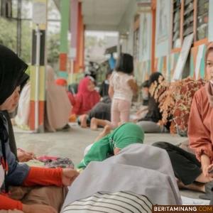 Zikril Husna saat beraktifitas di Pojok Baca Saiyo Padang Panjang.