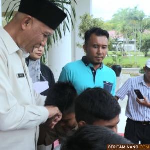 Gubernur Sumbar Mahyeldi saat melepas keberangkatan Batuang Taba FC U-12 tahun ke ajang Liga Muda FOPSI di Semarang.