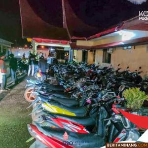 Sebanyak 31 unit sepeda motor pelaku balapan liar berhasil diamankan jajaran Satlantas Polres Padang Panjang dalam razia yang digelar Ahad (7/8) dinihari. Foto: Kominfo Padang Panjang