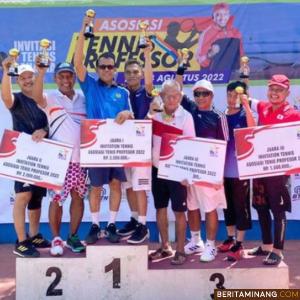 Rektor UNP Prof. Ganefri, Ph.D yang berpasangan dengan Prof. Dr.Kamal Firdaus, M.Kes usai menerima piala. Foto: Humas UNP