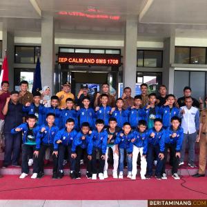 Pj. Walikota Payakumbuh Rida Ananda melepas kontingen SSB Kota Biru kota Payakumbuh Foto : Edo