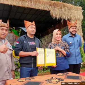 Wakil Gubernur Sumbar Audy Joinaldy saat peluncuran 50 Desa Wisata Agro di Kubu Gadang Padang Panjang, Selasa (13/9/2022). Foto: Kominfotik Sumbar
