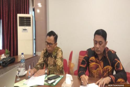 Kepala Dinas Pariwisata Dan Olahraga Lima Puluh Kota Desri Bersama Wasekjen PWI Pusat Suprapto. Foto : Edo
