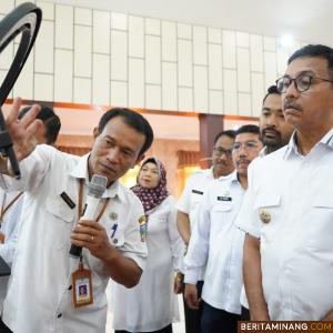 Bupati Solsel, H. Khairunas didampingi Ketua DPRD Solsel Zigo Rolanda saat lounching Identitas Kependudukan Digital, menerima pemaparan dari Pegawai Disdukcapil Solsel di aula Sarantau Sasurambi, Rabu (26/10/2022). Foto-foto: Kominfo Solsel