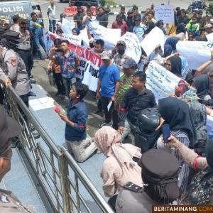 Aksi damai 200 pedagang yang tergabung dalam forum warga biasa datangi gedung DPRD Bukittinggi. Foto: Dok Kominfo Bukittinggi