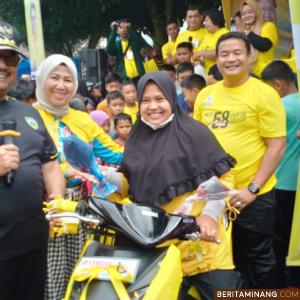 Dewan Pertimbangan Partai Golkar Pasaman saat menyerahkan hadiah kepada pemenang lomba jalan sehat di komplek Ruko Lubuk Sikaping. Foto: MAL