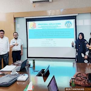 Tim peneliti Universitas Negeri Padang (UNP)  foto bersama Kabid Ekonomi Sosial Budaya dan Pemerintahan Balitbangda Solok, Indraferi, Jumat (7/10/2022) di Pemko Solok. Foto:Humas UNP