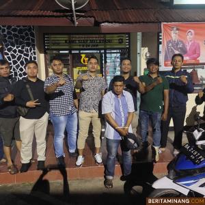 Anggota Satreskrim Polres Sawahlunto foto bersama setelah berhasil menggelandang terduga pelaku oencurian JS dari persembunyiannya di Nagari Paninjauan, Kab.Solok.(Foto : Is)
