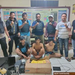 Tiga tersangka Pancilok dalam kasus Curat (duduk) diperlihatkan jajaran Polisi Sektor IV Nagari Polres Sijunjung. Foto: Ius