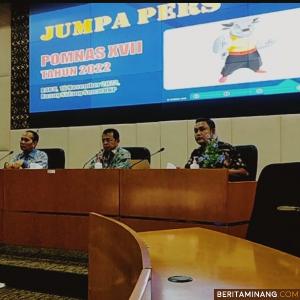 Rektor UNP Prof.Ganefri, Ph.D dalam jumpa pers di Kampus UNP, Rabu (16/11/2022) didampingi Ketua BAPOMI Provinsi Sumbar yang juga Wakil Rektor III UNP, Drs. Hendra Syarifuddin, M.Si, Ph.D dan Sekretari Panpel, Dr. Asep Sujana Wajyuri, M.Pd. Foto: Humas UNP