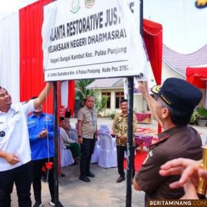 Bupati Dharmasraya, Sutan Riska Tuanku Kerajaan saat membuka selubung nama peresmian Palanta Restorative Justice di Kabupaten Dharmasraya, di Kantor Wali Nagari Sungai Kambut, Rabu, (02/11/2022). Foto: Kominfo Dharmasraya