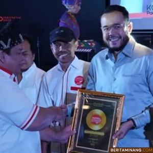 Wako Padang Panjang Fadly Amran saat menerima penghargaan dari DPP PAPPRI, Sabtu (12/11/2022). Foto: Kominfo Padang Panjang