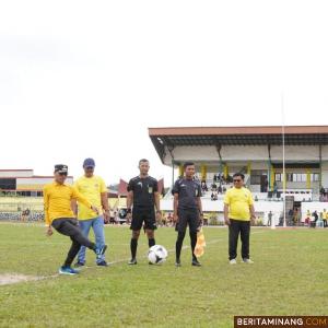 Bupati melakukan tendangan pertama tanda dimulainya Turnamen Bupati Cup 2022 di Gor Singa Harau,minggu (04/12) Foto : Dok Kominfo Liko