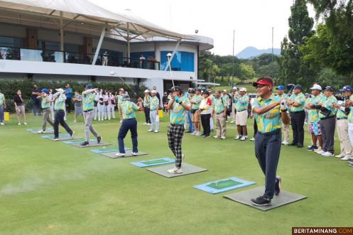 ILUNI Universitas Negeri Padang menyelenggarakan ILUNI UNP Golf Tournement II 2022 bertempat di Lapangan Gunung Geulis Country Club pada Sabtu (17/12). Foto ET.