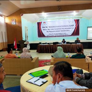KPU Kota Sawahlunto mohon dukungan kepada camat, kades, dan lurah serta media untuk turut mensosialisasikan tahapan penyelenggaraan Pemilu serentak 2024. Dalam gambar terlihat Nara sumber Dr.Aidinil Zetra dibantu moderator Akhaswita saat memaparkan Pemilu yang berkualitas dan berintegritas. Foto : Iyos Moderator