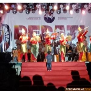 Grup sanggar Lima jurai tampil menghibur pengunjung Pedati di Lapangan Kantin Bukittinggi pada selasa(20/12 malam. Foto : Dok Diskominfobkt