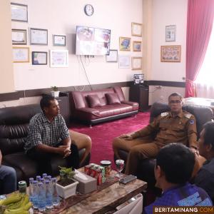 Pj. Wako Rida Ananda saat menerima kunjuang PRSI Sumbar di ruang kerjanya, Senin (05/12) Foto : Dok Kominfo Payakumbuh