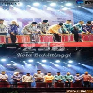 Prosesi pembukaan Pedati ke 12 Kamis(15/12) malam di lapangan kantin Bukittinggi ditandai dengan pemukulan gendang. Foto : Dok Diskominfobkt