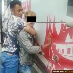 Anggota Satreskrim Polres Dharmasraya saat menangkap pelaku ketika turun dari bus di Sungai Rumbai, Jumat (20/1/2023). Foto: Eko