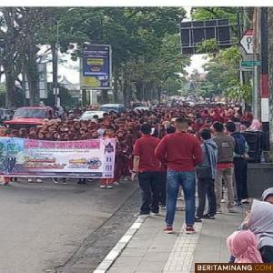 Diikuti 2500 peserta,Sekdako Bukittinggi lepas peserta gerakjalan santai kerukunan yang digelar kantor Kemenag.Bukittinggi Sabtu,(14/01). Foto : Dok Kemenag Bkt