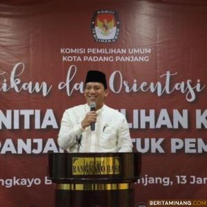 Sekretaris Daerah Kota (Sekdako), Sonny Budaya Putra, A.P, M.Si berbicara saat acara pelantikan sekretariat PPK se-Kota Padang Panjang di Hotel Rangkayo Basa, Jumat (13/1/2023). Foto: Kominfo Padang Panjang