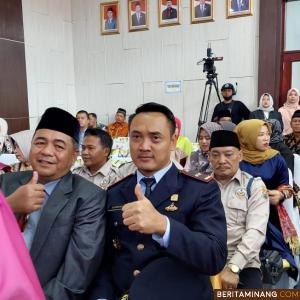 Kepala UPT Rutan Muaralabuh, Sarwono duduk dekat Asisten III Sekdakab. Solsel, Irwanesa saat mengikuti Sidang Paripurna Istimewa DPRD Solsel dengan agenda Hut Solsel ke-19, Sabtu (7/1/2023). Foto Humas Rutan Muaralabuh