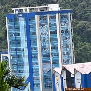 Sebuah gedung yang rusak kacanya dan miring akibat digoyang gempa 5,4 SR di Jayapura, Papua, Kamis (9/2/2023). Gempa dilaporkan mengakibatkan 4 meninggal dunia. Foto: Humas BNPB