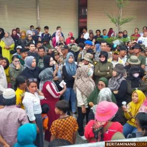 Petugas pengawasan dan penertiban yang dilakukan untuk mengingatkan pedagang terkait keputusan Wali Kota Padang tentang aturan jam berdagang di lokasi permindo, Jumat (3/2/2023). Foto: Humas PolPP Padang