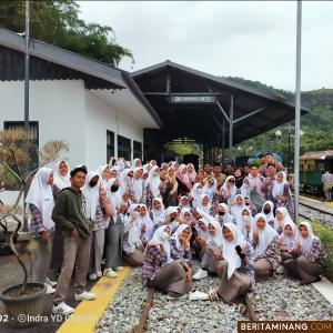 110 Siswa bersama guru SMAN Lubuk Alung Kab.Padang Pariaman saat berfoto dihadapan museum/stasiun kereta api Sawahlunto.(Foto : Iyos)