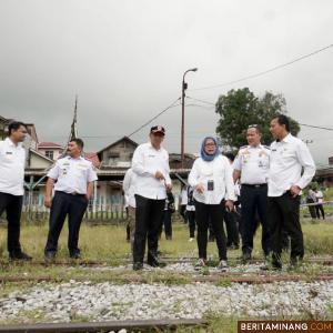 Sekretaris DJKA, Yennesi Rosita, bersama Sekdako Padang Sonny Budaya Putra, A.P, M.Si saat meninjau stasiun kereta api nonaktif kelas II yang terletak di Jalan Sutan Syahrir, Silaing Atas, Padang Panjang Barat, Rabu (22/2/2023). Foto: Kominfo Padang Panjang