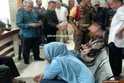 Dua sejoli yang lagi asik memadu kasih diatas  mobil digrebek warga Belakang Balok Bukittinggi, sedang di proses di kantor Satpol PP Bukittinggi, Jumat ( 03/02). Foto : Dok Satpol PP Bkt/@bukittinggiku