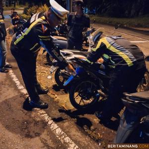 Jajaran Polres Pasaman Barat Lakukan Penertiban Pengguna Knalpot Brong di Jalan 32 Pasaman Baru - Pertanian .(12/02/2023).Foto:HRP