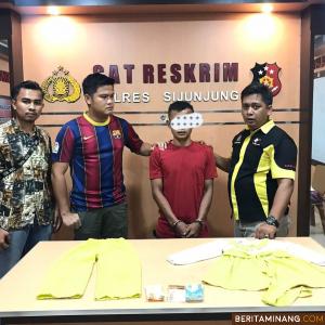 Tersangka diperlihatkan polisi di Mapolres Sijunjung, Jumat (3/3/2023). Foto: Humas Polres Sijunjung/Ius