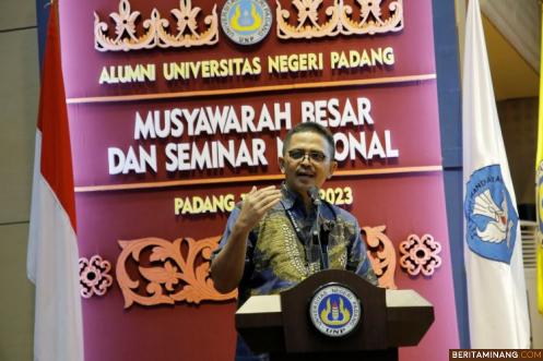 Drs. Nadirman, MM saat menjadi pemateri dalam seminar nasional yang dilaksanakan ILUNI UNP di Padang, Sabtu (11/3/2023). Foto: Humas UNP