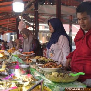 Suasana pasar pabukoan di salah satu kelurahan di Kota Padang Panjang, Ahad (26/3/2023). Foto: Kominfo Padang Panjang
